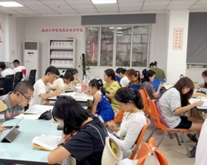 德阳：暑期迎来“读书热” 图书馆里书香浓