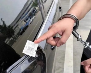 重拳出击！德阳警方破获散发“小黄卡“案件52起