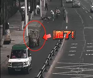 “哐”！德阳泰山路上，一无牌电动三轮车撞人后跑了！视频曝光→