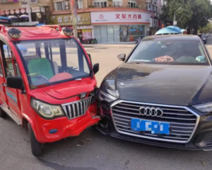事发德阳市区！老年电动车“亲”上奥迪，被判全责！