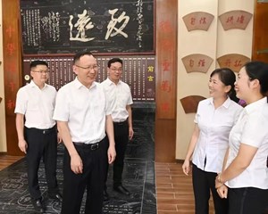 李文清看望慰问教师 向全市广大教师和教育工作者致以节日祝贺和诚挚慰问