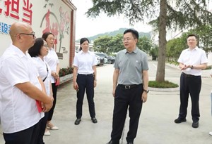 刘光强卢也何明俊看望慰问教师 向全市广大教师和教育工作者致以节日祝福和亲切问候