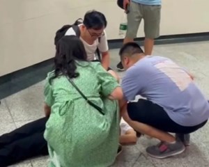 暖心！地铁站内女乘客突然晕倒 德阳医生及时伸援手