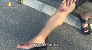 帮忙姐妹花|清油 "肇事"摩托"打滚" 德阳警民合力清除路面隐患