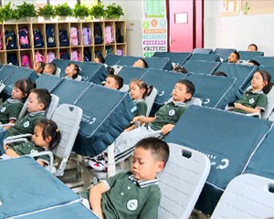 绵竹：课桌椅变身“折叠床” 让学生更好午休