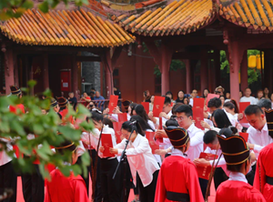 今天，德阳文庙全是人人人人人……都是为他而来！