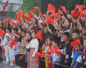 今早，德阳人都聚集在文庙广场！这一幕，太燃了！