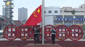 10月1日早上8点，德阳数万群众在文庙广场参加升国旗仪式