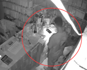 德阳3家店铺夜里被盗，监控拍下男子作案过程！他竟然……