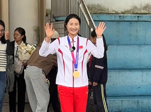女曲亚运冠军陈怡载誉回到母校绵竹紫岩小学