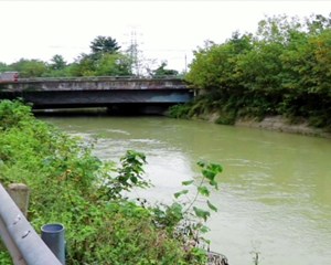 什邡：女子赌气轻生 三人合力成功营救