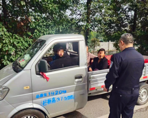 连查2起！ 人≠货，货车违法载人“驶”不得