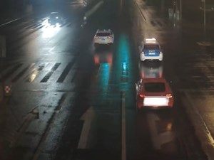 雨夜，川F小车将外卖小哥撞飞！近期千万注意！