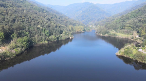 李冰湖水库位于什邡市洛水镇李冰村。秋日，湖水在山间蜿蜒，风光秀丽，仿佛置身空中冰池一样！