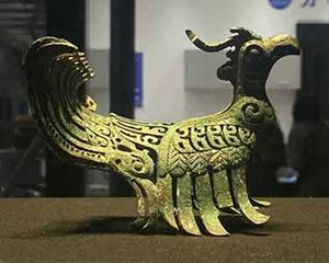 三星堆修复馆“上新”：青铜圆形牌饰像熬夜的猫头鹰，还有一件神秘文物仍在修复