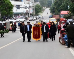 中江：路通聚人心 村民送锦旗