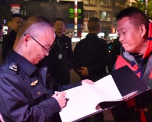 “兵分三路”突击中江夜市！责令整改8家，当场处罚4家……