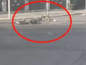 惊吓！事发德阳路口，摩托车和电瓶车撞起！人都飞出去了……