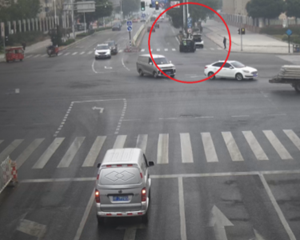 点赞！早高峰市民汽车出故障，交警化身“奶爸”送娃上学~