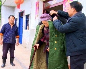 御寒物资送上门 温暖过冬暖民心