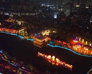 赏灯踏春趣味多 欢欢喜喜过大年