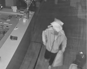 离谱！男子半夜头顶抹布，到德阳店铺疯狂“扫货”