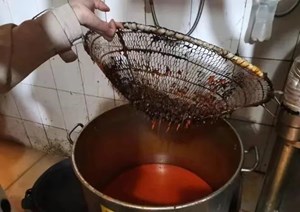 当场挡获！深夜，德阳一火锅店回收“口水油”！处罚……