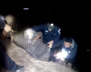 中江：百岁老人不慎落水 值班民警火速救援
