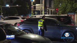 校外道路拥堵 交警出招缓解交通压力