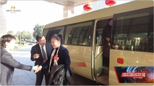出席省十四届人大四次会议的德阳代表团代表向大会报到